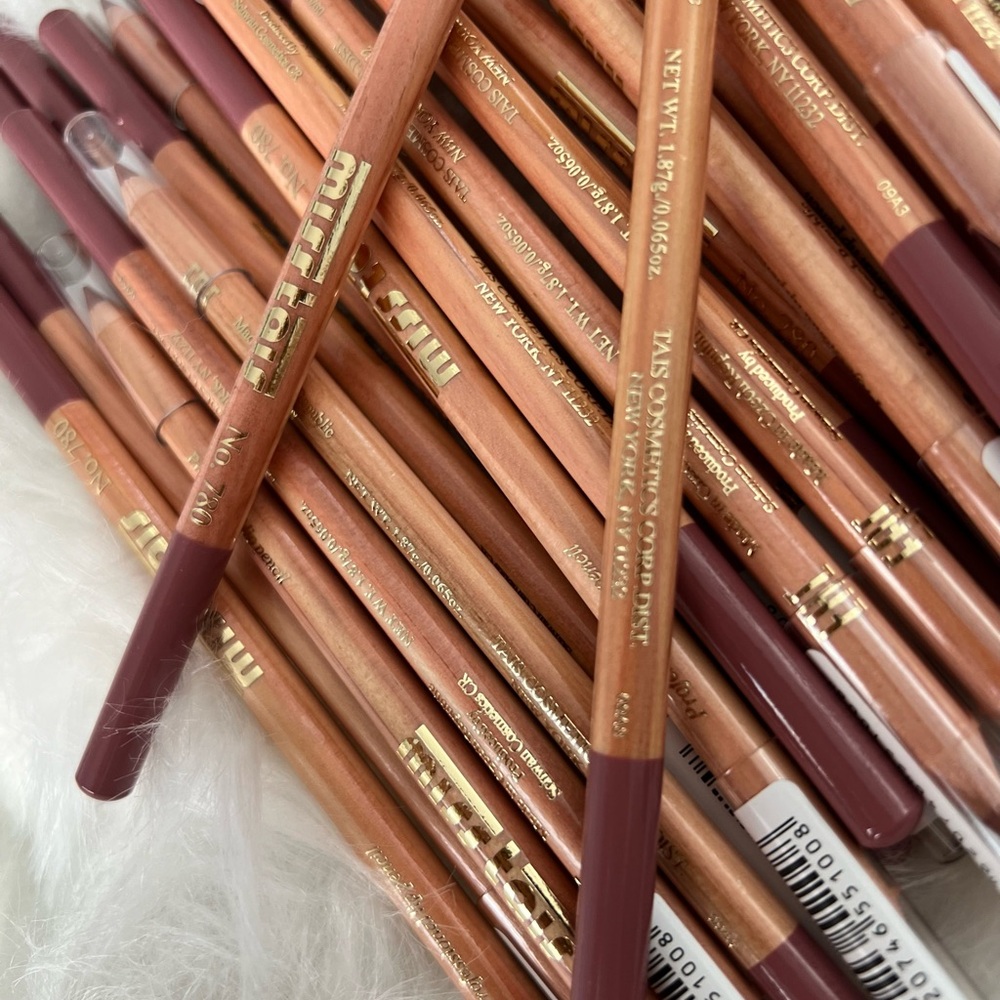 Nude pink lipliner